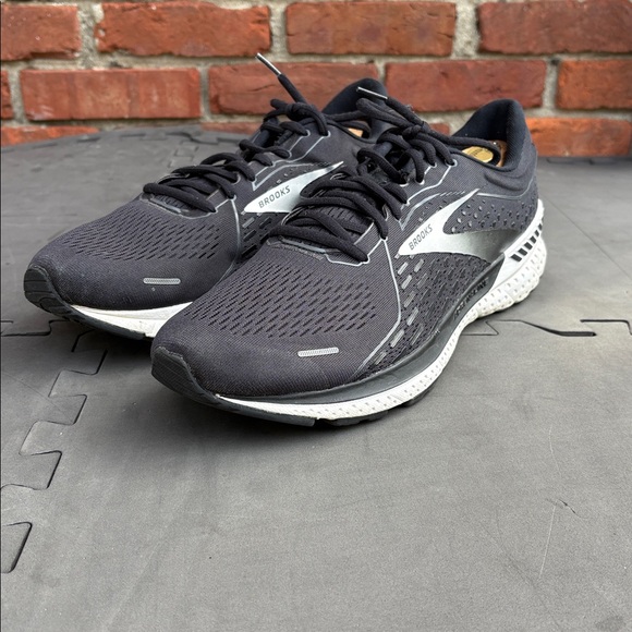 Brooks Men's Black and White Athletic Shoes size 12.5 - Picture 4 of 8